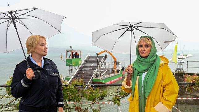 Bild: ARD/Laurent Trümper Nele Fehrenbach (Floriane Daniel) ist sauer auf ihre Mutter Mechthild Fehrenbach (Diana Körner). Für die Bauarbeiten der Bootsliegeplätze liegt keine Genehmigung vor.