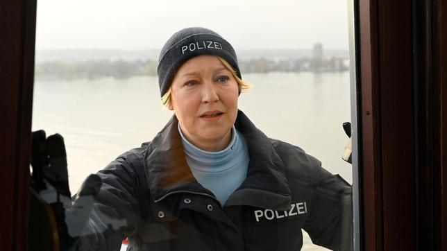 Bild: ARD/Laurent Trümper Nele Fehrenbach (Floriane Daniel) muss die Kaptänin der Fähre davon abhalten, ungebremst in den Hafen zu fahren und so eine verheerende Katastrophe auszulösen.
