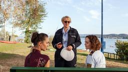 Nele Fehrenbach (Floriane Daniel) und Julia Demmler (Wendy Güntensperger) sprechen mit Catrin Dellbrück (Maddalena Noemi Hirschal), der Witwe des ermordeten Wassersportlehrers.