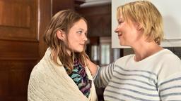 Nele (Floriane Daniel) kümmert sich um ihre kranke Tochter Johanna (Sofie Eifertinger).