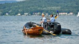 Nele (Floriane Daniel) und Julia (Wendy Güntensperger) inspizieren ein Ruderboot, das unbemannt auf dem Bodensee treibt und finden eine Leiche.