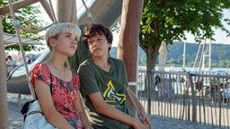 Niklas (Noah Calvin) verbringt gerne Zeit mit seiner Mitschülerin Ines (Lea Drinda).