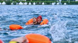 Paul Schott (Tim Wilde) bringt Max Behringer (Jan Ruff), der beim Freiwasser-Schwimmen kollabierte, zum Rettungsboot.