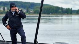 Paul Schott (Tim Wilde) entdeckt ein auf dem Bodensee treibendes Boot.