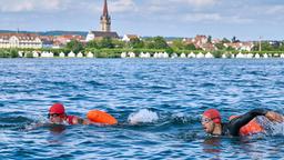Paul Schott (Tim Wilde) und Max Behringer (Jan Ruff) beim Freiwasser-Schwimmen im Bodensee.