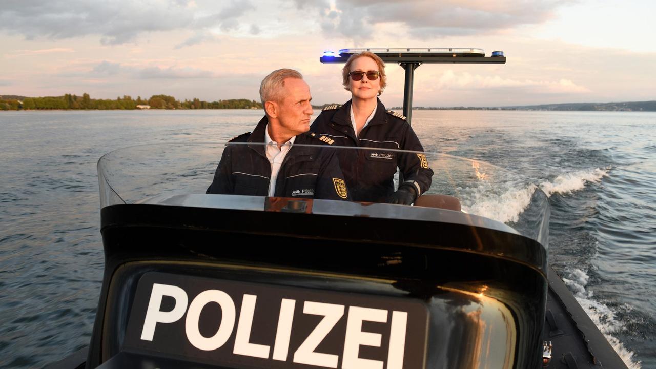 Paul Schott (Tim Wilde) und Nele Fehrenbach (Floriane Daniel) fahren über den Bodensee.