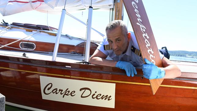 Bild: ARD/Laurent Trümper Paul Schott (Tim Wilde) untersucht das Boot, von dem nicht klar ist, wem es wirklich gehört.