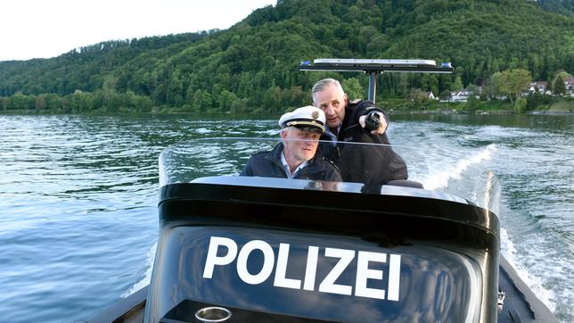 Bild: ARD Paul Schott (Tim Wilde, re.) zeigt dem Bootsführer (Ekkehardt Floethemeyer) eine auffällige Yacht.