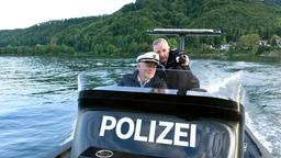 Paul Schott (Tim Wilde, re.) zeigt dem Bootsführer (Ekkehardt Floethemeyer) eine auffällige Yacht.