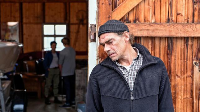 Bild: ARD/Laurent Trümper Rainer Fehringer (Martin Feifel) belauscht ein Gespräch zwischen seinen Kindern Maike (Nina Siewert, im HG.) und Tim (Lenard Floetemeyer, im HG).