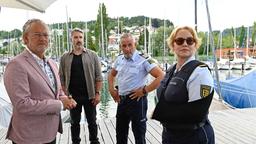 Robert Grimm (Rolf Kanies) wird von Gregor Mertens (Lukas Spisser), Paul Schott (Tim Wilde) und Nele Fehrenbach (Floriane Daniel) zu dem Toten auf seiner Yacht befragt.