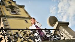 Schönheitschirurgin Benita von Lohe (Regula Grauwiller) beobachtet vom Balkon das seltsame Treiben ihrer Stiefmutter.