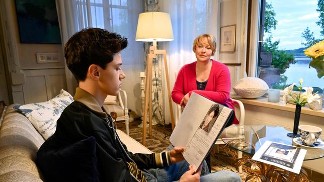 Bild: ARD/Bernd Schuller Tödlicher Bootsunfall mit Fahrerflucht: Niklas Fehrenbach (Noah Calvin) kann seiner Mutter (Floriane Daniel) einiges über das Opfer und den Verdächtigen erzählen. Er kennt beide vom Fußballtraining.