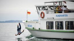 Während auf dem Ausflugsschiff eine Likörverkostung stattfindet, stürzt ein Mann (Daniel Stockhorst) von Bord und stirbt. Unfall oder gezielter Anschlag?