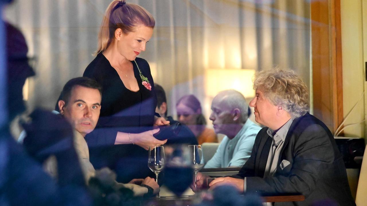 Während Barkeeperin Evelyn Streek (Aline Hochscheid) mit dem Juwelier Robert Karl (Peter Nix) flirtet, fühlt sich Schmuckhändler Florian Arlen (Carsten Strauch) beobachtet.