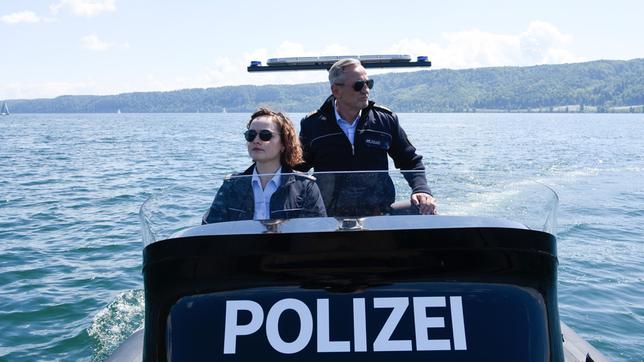 Während einer  Patrouillenfahrt auf dem Bodensee machen Julia Demmler (Wendy Güntensperger) und Paul Schott (Tim Wilde) einen traurigen Fund.