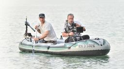 Regieassistent Thomas K. Katzmann (links) und Kameramann Ludwig Franz (rechts) bei Dreharbeiten auf dem Bodensee.