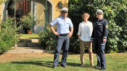 Die Kommissare Andreas Rambach (Ole Puppe) und Nele Fehrenbach (Floriane Daniel) mit Marlene Zittlau (Karin Giegerich) vor ihrer Villa.