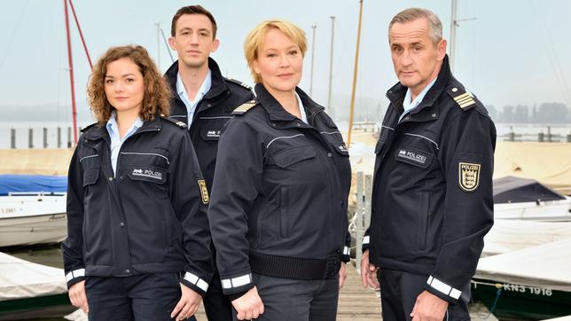 Bild: ARD/SWR/Patrick Pfeiffer /ARD/SWR/Patrick Pfeiffer Nach dem erfolgreichen Start der Serie im vergangenen Jahr ermittelt Nele Fehrenbach (Floriane Daniel, 2.v.r.) wieder als Leiterin der Wasserschutzpolizei am Bodensee mit ihrem neuen Kollegen Paul Schott (Tim Wilde, r., ab Folge 13) sowie Julia Demmler (Wendy Güntensperger, l.) und Pirmin Spitznagel (Simon Werdelis, 2.v.l.).