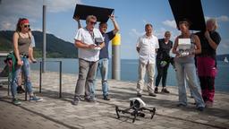 Das Filmteam mit Kameramann Ludwig Franz versucht die Drohne in Gang zu bekommen. Rechts daneben Regisseur Raoul Heimrich mit dem weissen Hemd.
