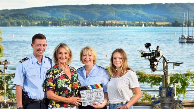 Kommissarin Nele Fehrenbach (Floriane Daniel, 2.v.r.) mit ihrem Kollegen Pirmin Spitznagel (Simon Werdelis, l.), ihrer Mutter Mechthild (Diana Körner, 2.v.l.) und ihrer pubertierenden Tochter Johanna (Sofie Eifertinger, r.) vor Bodensee-Kulisse.