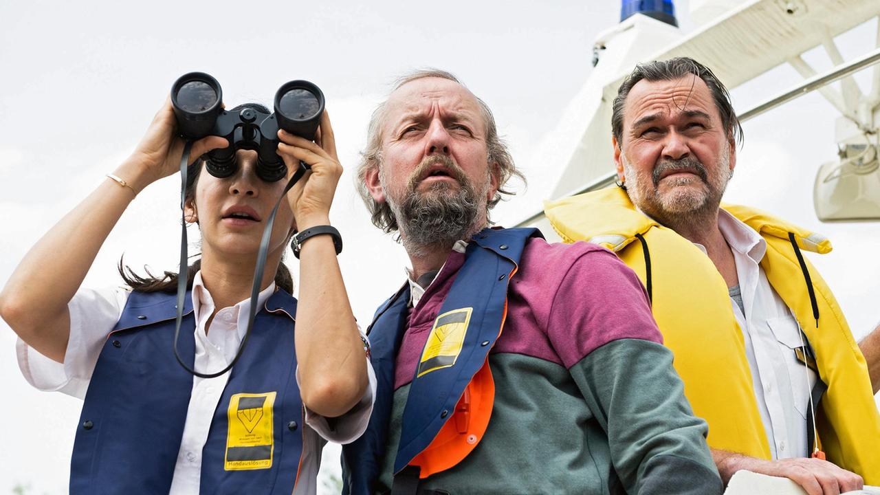 Arda Turan (Yasemin Cetinkaya), Marcel Bautz (Nicholas Bodeux) und Gerhard Jäger (Markus John) sind auf der Suche nach dem Obdachlosen Watzke.