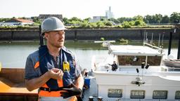 Hafenarbeiter Stefan Buhl (Dustin Semmelrogge) macht eine Rauchpause an der Hafenkante.