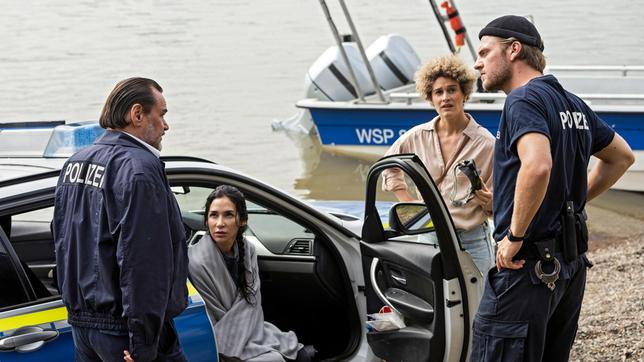 Bild: ARD/Martin Valentin Menke Arda Turan (Yasemin Cetinkaya) hat einen toten Taucher aus dem Fluss gezogen. Jägers (Markus John) Argwohn ist geweckt. Das Team der WAPO beginnt mit den Ermittlungen (mit Karen Dahmen, 2.v.r. und Niklas Osterloh).
