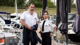 Arda Turan (Yasemin Cetinkaya) und Gerhard Jäger (Markus John) sehen sich am Jachthafen um.