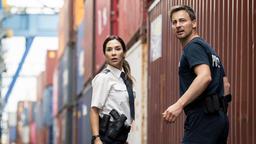 Arda Turan (Yasemin Cetinkaya) und Mark Neumann (Timmi Trinks) sehen, wie der Verdächtige flüchtet.