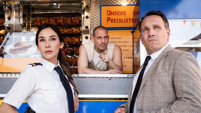 Arda (Yasemin Cetinkaya) und Carsten Heinrich (Stefko Hanushevsky) befragen Leo Gross (Dennis Scheuermann) an seiner Imbissbude.