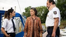 Arda (Yasemin Cetinkaya) und Jäger (Markus John) sind wieder bei Frau Matschey (Jule Gartzke).