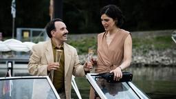 Carsten Heinrich (Stefko Hanushevsky) flirtet mit Susanne (Sophia Burtscher).