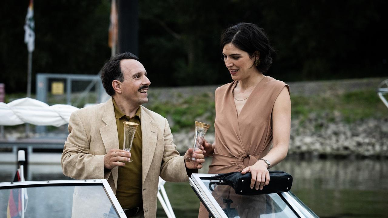 Carsten Heinrich (Stefko Hanushevsky) flirtet mit Susanne (Sophia Burtscher).