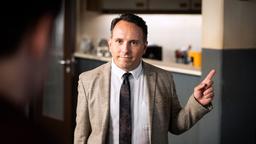 Carsten Heinrich (Stefko Hanushevsky) kommt in der Wache an.
