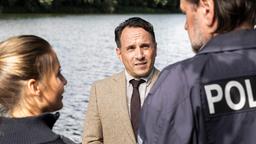 Carsten Heinrich (Stefko Hanushevsky) übergibt den Fall an Jäger (Markus John) und Klara (Bianca Nawrath).