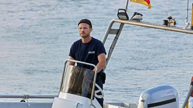 Frank van Dijk (Niklas Osterloh) fährt mit der WSP-2 auf den Anleger des Jetskisverleihs.