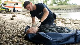 Frank van Dijk (Niklas Osterloh) sucht nach Spuren, bei der Leiche am Ufer.