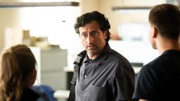 Fred Unbehauen (Serkan Kaya) kommt auf der Wache an, um Klara (Bianca Nawrath) und Mark (Timmi Trinks) einige Fragen zu beantworten.