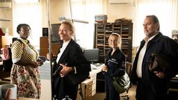 Fröhliche Stimmung am Morgen! (V.): Lena Preser (Romy Vreden), Maria Kruppka (Karen Böhne), Klara Proske (Bianca Nawrath) und Gerhard Jäger (Markus John).