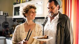 Gerhard Jäger (Markus John) kommt nach Hause – Tochter Nadine (Karen Dahmen) hat ausgerechnet Currywurst zum Abendbrot vorbereitet.
