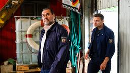 Gerhard Jäger (Markus John) und Mark Neumann (Timmi Trinks) kommen bei der Bootswerft Külpe an.