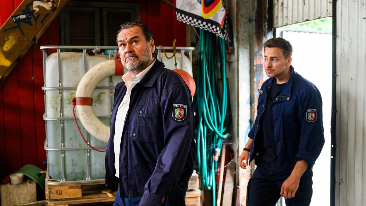 Gerhard Jäger (Markus John) und Mark Neumann (Timmi Trinks) kommen bei der Bootswerft Külpe an.