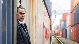 Gerhard Jäger (Markus John) versteckt sich zwischen den Containern. Wird er den Verdächtigen zu fassen bekommen?