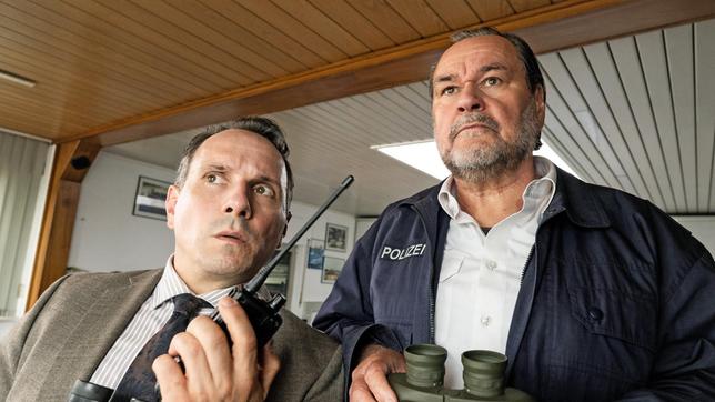 Bild: ARD/Martin Valentin Menke Jäger (Markus John) und Heinrich (Stefko Hanushevsky) bei einer Observation.
