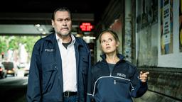 Jäger (Markus John) und Klara (Bianca Nawrath) kommen beim Boxclub an.