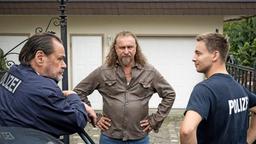 Jäger (Markus John) und Mark (Timmi Trinks) bitten Walther Bracht (Matthias Komm) zu einem Gespräch.