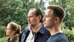 Klara (Bianca Nawrath), Jäger (Markus John) und Mark (Timmi Trinks) befragen Walther Bracht.