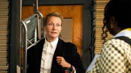 Kruppka (Karen Böhne) im Gespräch mit Lena (Romy Vreden).
