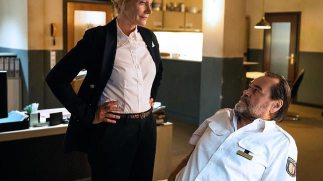 Maria Kruppka (Karen Böhne) macht Gerhard Jäger (Markus John) eine Ansage: Ab jetzt wird sich wieder um Belange der Wasserschutzpolizei gekümmert!